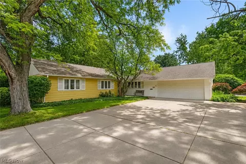 82 Barberry Dr, Berea, OH 44017