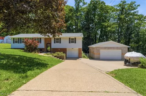 2098 Meadowview Dr, Parkersburg, WV 26104