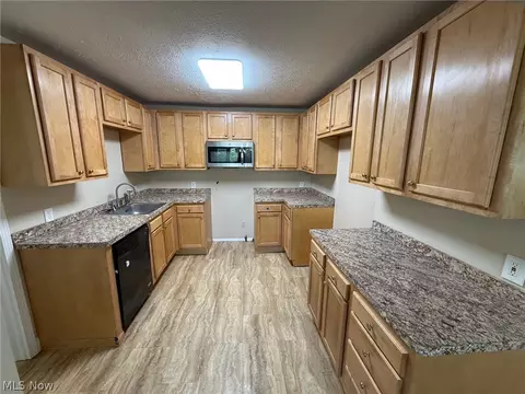 127 E 270th St, Euclid, OH 44132 photo 4