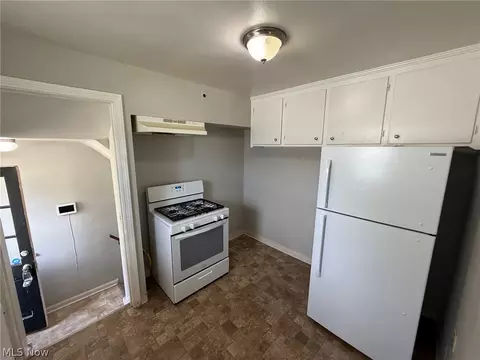 Kitchen - 411 E 264th St, Euclid, OH 44132 photo 3 of 3