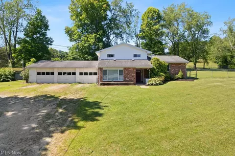 11 Roberts Dr, Belpre, OH 45714