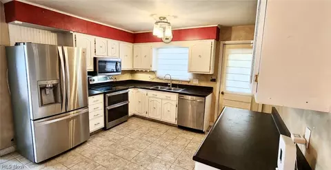 Kitchen - 212 Wayne Ave, Weirton, WV 26062 photo 1 of 3