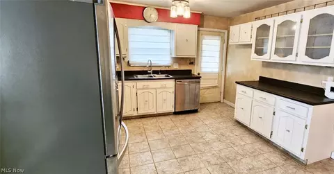 Entry Way - 212 Wayne Ave, Weirton, WV 26062 photo 1 of 1