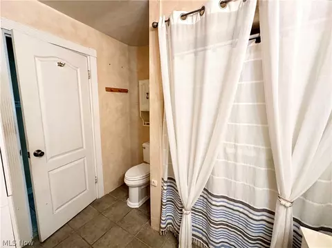 Bath - 212 Wayne Ave, Weirton, WV 26062 photo 2 of 4