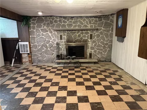 Living - 212 Wayne Ave, Weirton, WV 26062 photo 4 of 4