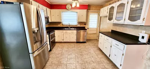 Kitchen - 212 Wayne Ave, Weirton, WV 26062 photo 2 of 3