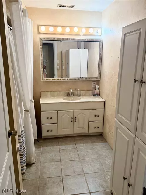 Bath - 212 Wayne Ave, Weirton, WV 26062 photo 1 of 4