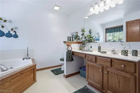 Bath - 1034 Abby Ln, Willard, OH 44890 photo 3 of 4
