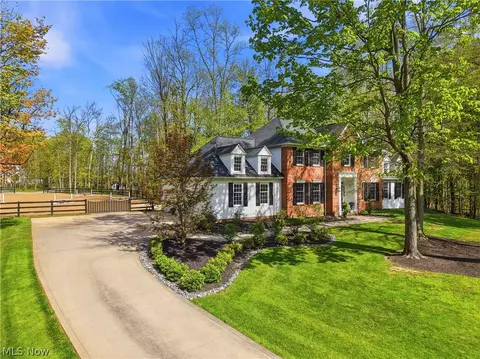 16620 Jennifer Ln, Chagrin Falls, OH 44023
