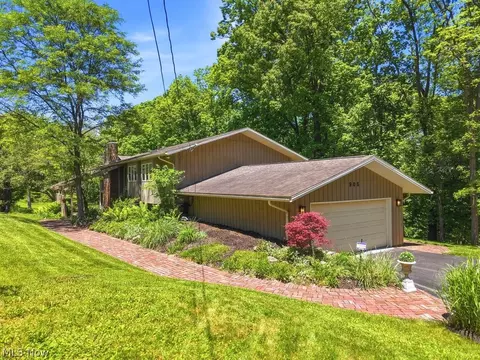 905 Heritage Ln, Akron, OH 44333