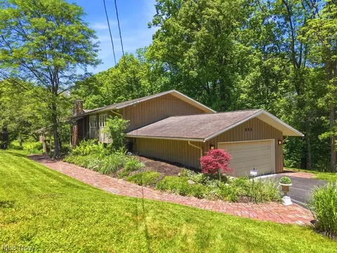 905 Heritage Ln, Akron, OH 44333