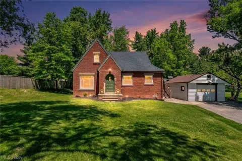 2834 W Wallings Rd, Broadview Heights, OH 44147