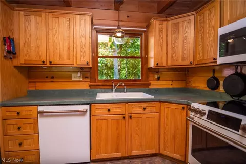 Kitchen - 205 Stratton Ln, Flushing, OH 43977 photo 3 of 4