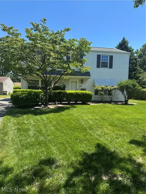 5287 Strawberry Ln, Willoughby, OH 44094