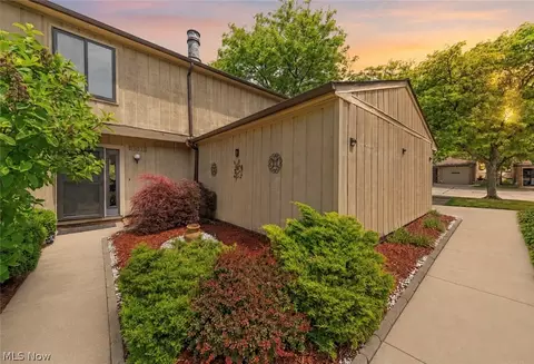 7332 Creekwood Dr #4B, North Royalton, OH 44133