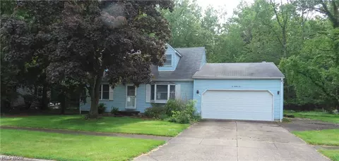 695 Morris Dr, Vermilion, OH 44089