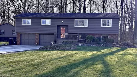 2933 Crestwood Dr NW, Warren, OH 44485