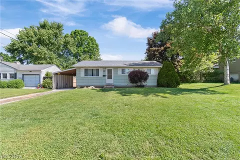 915 Valley Dr NW, North Canton, OH 44720