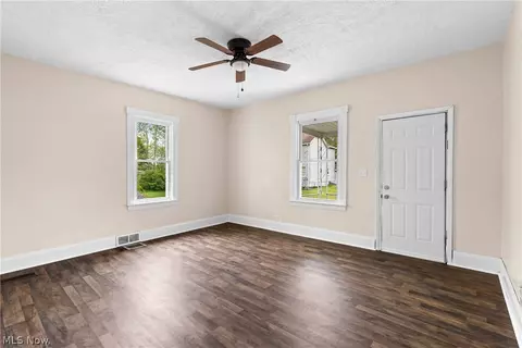 Living - 70042 1st St, Flushing, OH 43977 photo 2 of 3