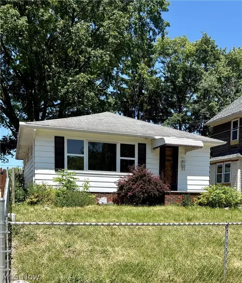 451 9th St, Elyria, OH 44035