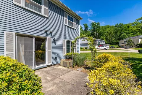 13652 Oakbrook Dr, North Royalton, OH 44133