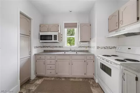 Kitchen - 2613 Crown Pl NW, Canton, OH 44708 photo 2 of 3