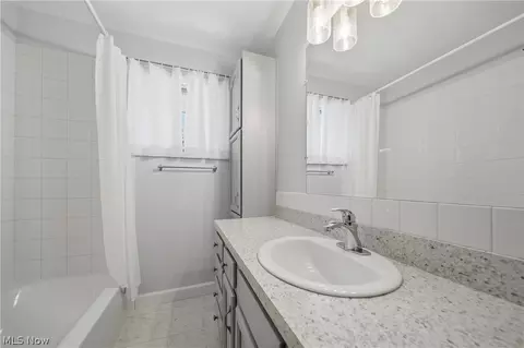 Bath - 2613 Crown Pl NW, Canton, OH 44708 photo 1 of 1