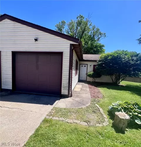 122 Royal Crest Dr #G, Seville, OH 44273