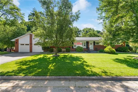1222 Pleasantview Ave SE, North Canton, OH 44720