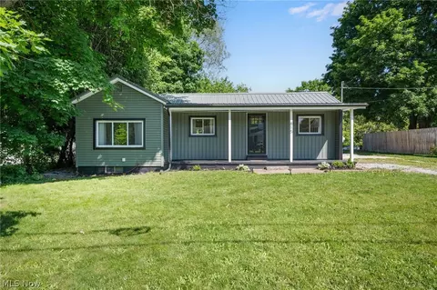 815 E Cassell Ave, Barberton, OH 44203