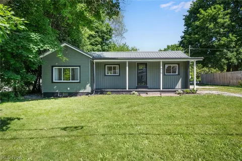 815 E Cassell Ave, Barberton, OH 44203