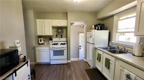 Entry Way - 1328 Myrtle Ave, Ashtabula, OH 44004 photo 1 of 2
