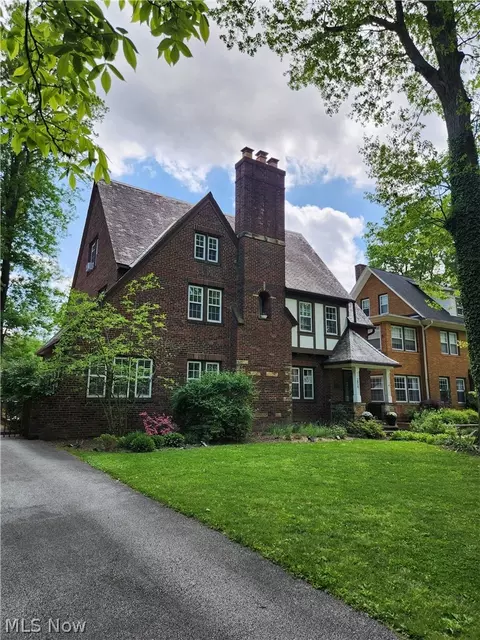 2858 Berkshire Rd, Cleveland Heights, OH 44118