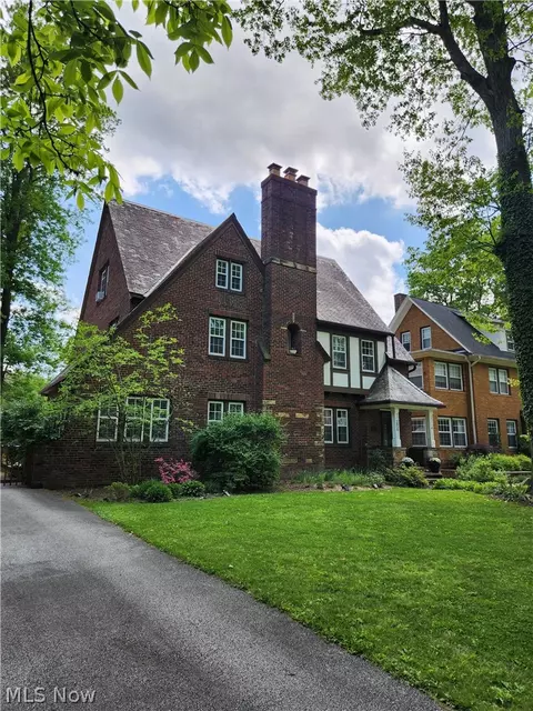 2858 Berkshire Rd, Cleveland Heights, OH 44118