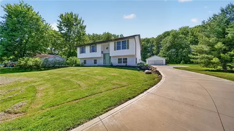 10142 Hillcrest Rd, Kirtland, OH 44094