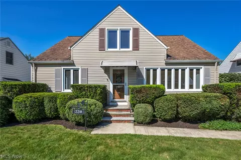 2218 Larchmont Dr, Wickliffe, OH 44092