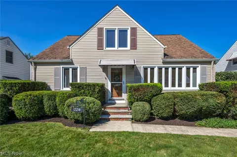 2218 Larchmont Dr, Wickliffe, OH 44092