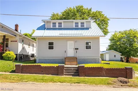 286 5th St NW, Carrollton, OH 44615