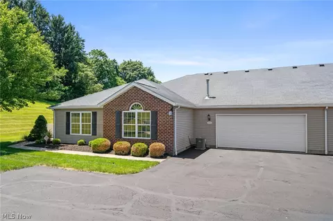 140 Woodbury Glen St, Hartville, OH 44632