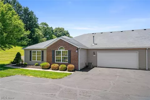 140 Woodbury Glen St, Hartville, OH 44632
