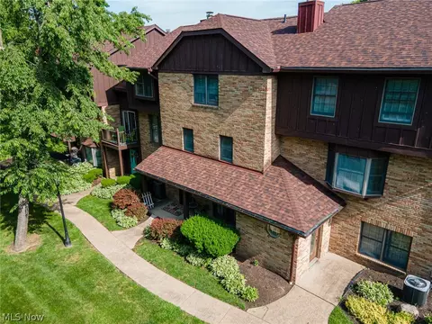 16 Acorn Ln, Coshocton, OH 43812