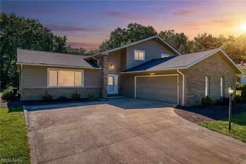 6704 Cheryl Ann Dr, Seven Hills, OH 44131