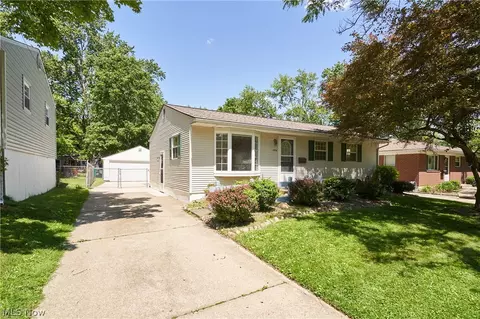 1056 Endicott Dr, Akron, OH 44313