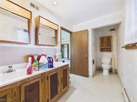 Bath - 2648 River Rd, Willoughby Hills, OH 44094 photo 3 of 4