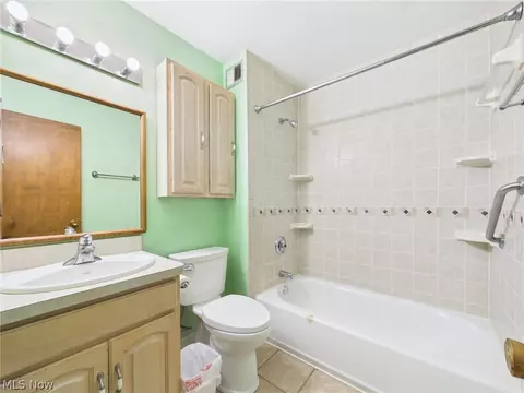 Bath - 2648 River Rd, Willoughby Hills, OH 44094 photo 4 of 4