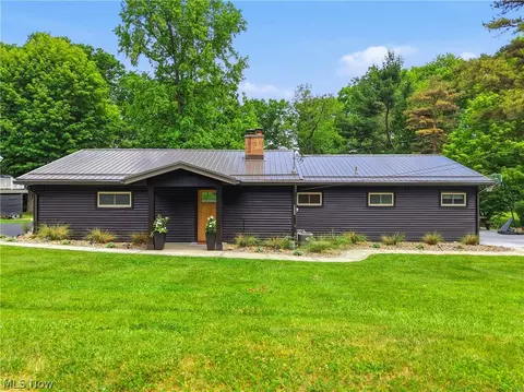 6115 Vale View Dr SW, Sherrodsville, OH 44675