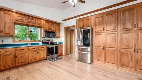 Kitchen - 10550 Amish Ridge Rd, Somerset, OH 43783 photo 4 of 5