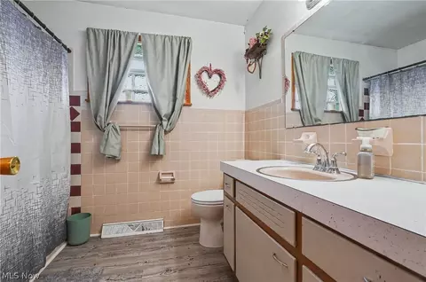 Bath - 577 Geneva Ave, Struthers, OH 44471 photo 1 of 2