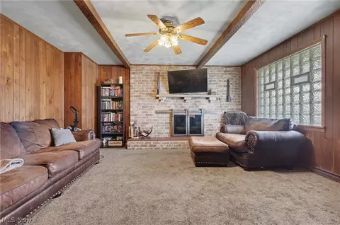 Living - 577 Geneva Ave, Struthers, OH 44471 photo 2 of 5