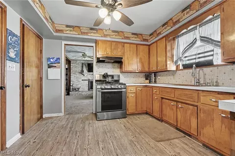 Kitchen - 577 Geneva Ave, Struthers, OH 44471 photo 3 of 3